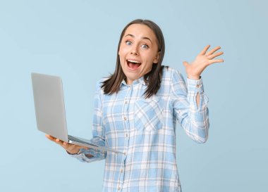 Renkli dizüstü bilgisayarlı duygusal kadın