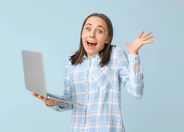 Emocjonalna kobieta z laptopem na tle koloru — Zdjęcie stockowe