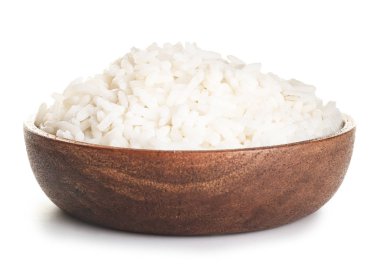 Beyaz zemin üzerinde haşlanmış pirinç tabağı