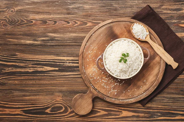 Pot with boiled rice on wooden table — Stock Photo, Image