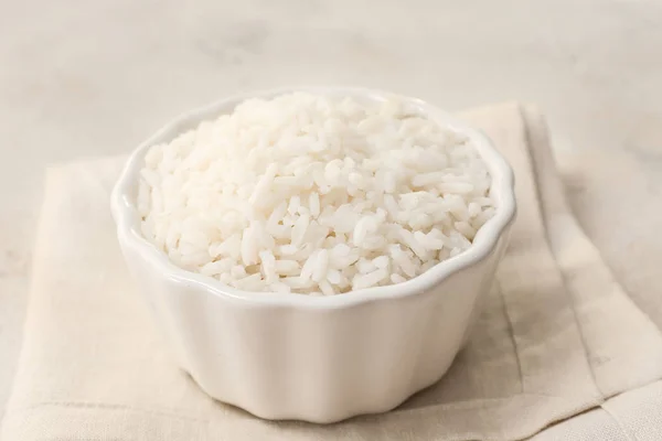 Tigela com arroz cozido no fundo claro — Fotografia de Stock