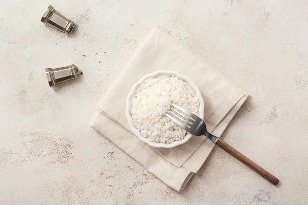 Bol avec riz bouilli sur fond clair — Photo