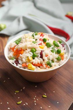 Kaynamış pirinç ve sebzeli kase.