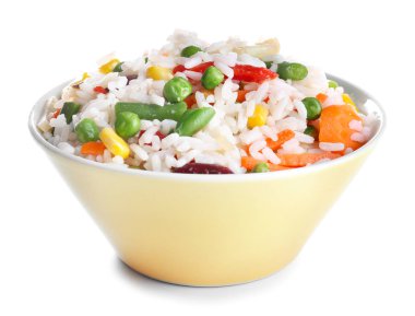 Kaynamış pirinç ve beyaz arka planda sebzeli kase.