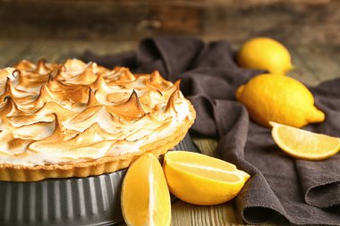 Ahşap masa üzerinde lezzetli limon pasta