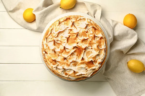 Десертный стол с вкусным лимонным пирогом на столе — стоковое фото