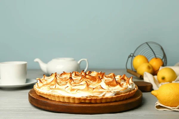 Вкусный лимонный пирог на деревянном столе — стоковое фото