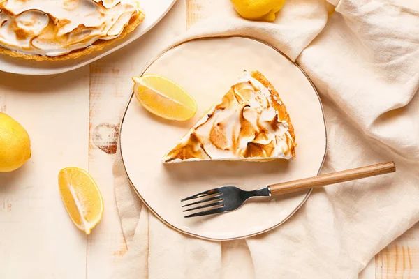 木製のテーブルの上においしいレモン パイ — ストック写真