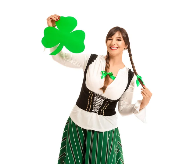 Funny jeune femme avec trèfle en papier sur fond blanc. Célébration de la Saint Patrick — Photo