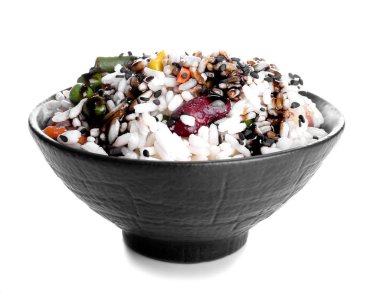 Kaynamış pirinç ve beyaz arka planda sebzeler.