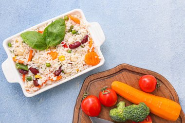 Renkli tabakta sebzeli haşlanmış pirinç.