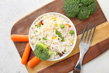 Kaynamış pirinç ve sebzeler masada.