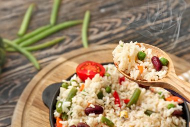 Sıcak pirinç ve sebzeli kaşık, yakın plan.