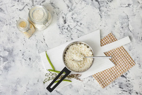 Beyaz arka planda haşlanmış pirinçli tencere.