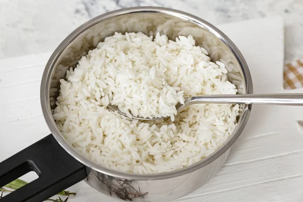 Saucepan with boiled rice on table, closeup — Stock Photo, Image