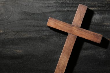 Koyu ahşap arka planda Hıristiyan haçı