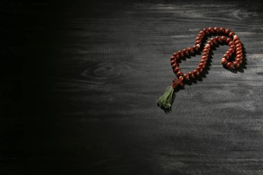 Koyu ahşap arka planda Hıristiyan tespihi.