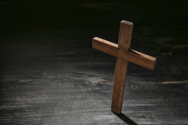 Koyu ahşap arka planda Hıristiyan haçı