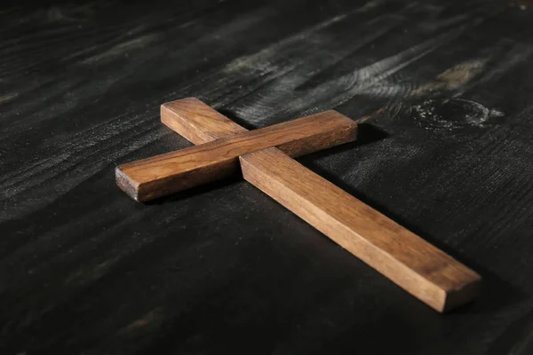 Cruz cristã no fundo de madeira escura — Fotografia de Stock