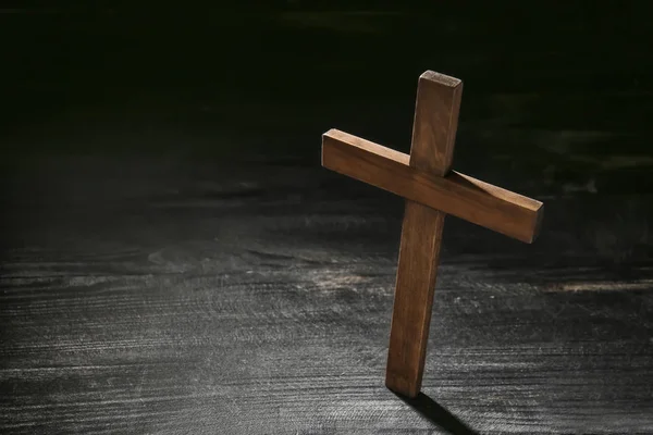 深色木制背景上的基督教十字架 — 图库照片