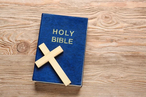 Croce cristiana e Bibbia su sfondo ligneo — Foto Stock