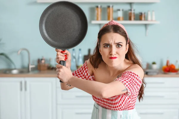 Divertido enojado ama de casa en la cocina — Foto de Stock