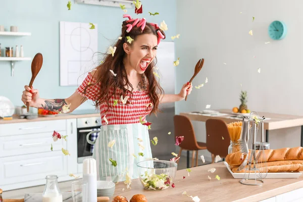 Engraçado irritado dona de casa cozinhar na cozinha — Fotografia de Stock