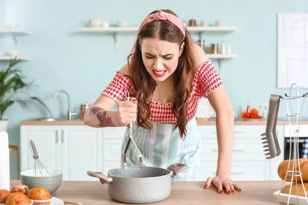 Grappig boos huisvrouw koken in keuken — Stockfoto