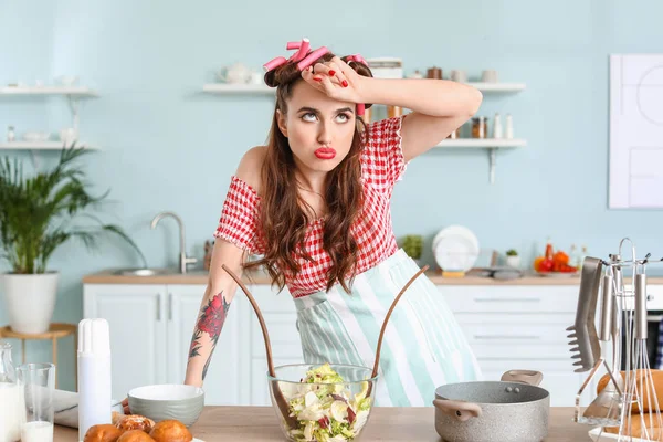 Забавная уставшая домохозяйка на кухне — стоковое фото