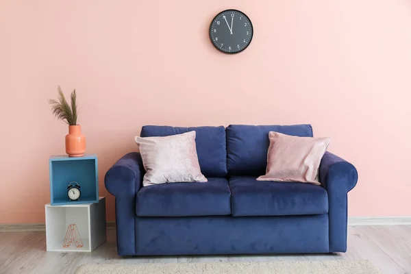 Interieur van de kamer met moderne bank — Stockfoto