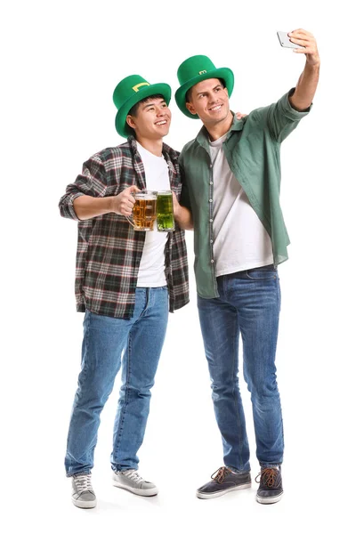 Jonge mannen met bier nemen selfie op witte achtergrond. St. Patrick 's Day viering — Stockfoto