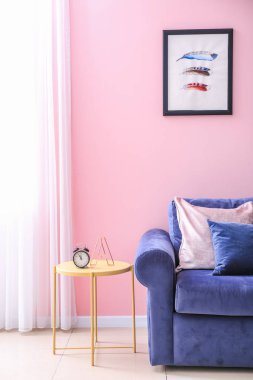 Rahat kanepesi olan modern bir oda.