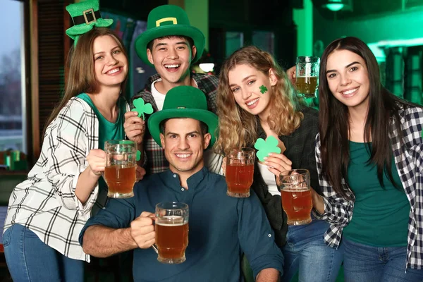 Jonge vrienden vieren St. Patrick 's Day in pub — Stockfoto