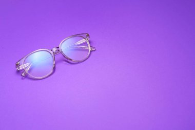 Renkli arkaplanda şık gözlük