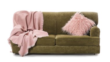 Beyaz arkaplanda rahat bir kanepe