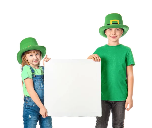 Grappige kleine kinderen met een blanco poster op een witte achtergrond. St. Patrick 's Day viering — Stockfoto