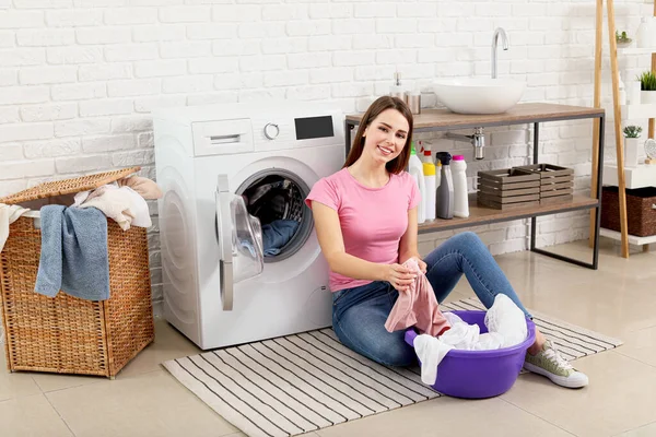 Молода домогосподарка миє прання вдома — стокове фото