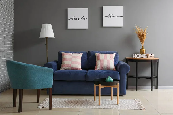 Интерьер современного номера с удобным диваном — стоковое фото