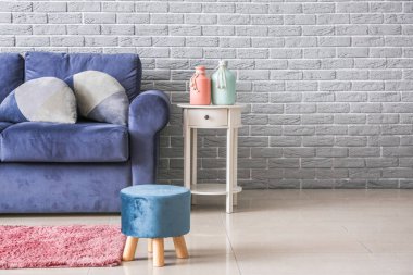 Rahat kanepesi olan modern bir oda.