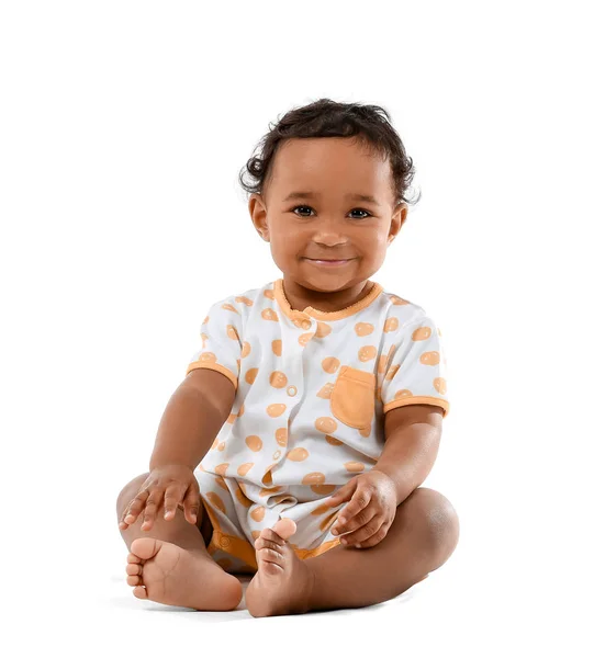 Bebê afro-americano bonito isolado em branco — Fotografia de Stock