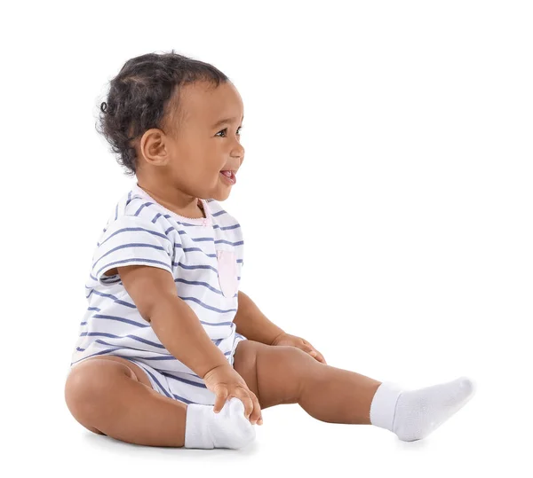 Bebê afro-americano bonito isolado em branco — Fotografia de Stock