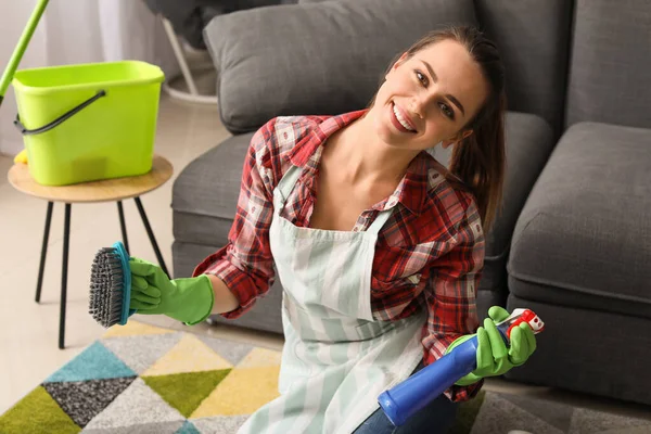 Młoda gospodyni domowa sprzątająca mieszkanie — Zdjęcie stockowe