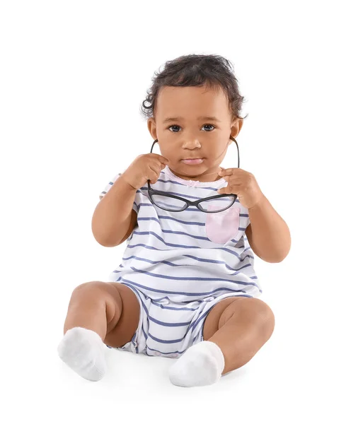 Søt afroamerikansk baby isolert på hvitt – stockfoto