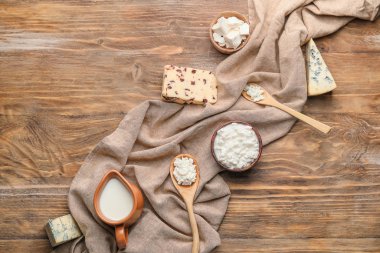 Ahşap arka plan üzerinde farklı süt ürünleri
