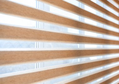 Modern güneşlikler pencerede asılı, yakın çekim