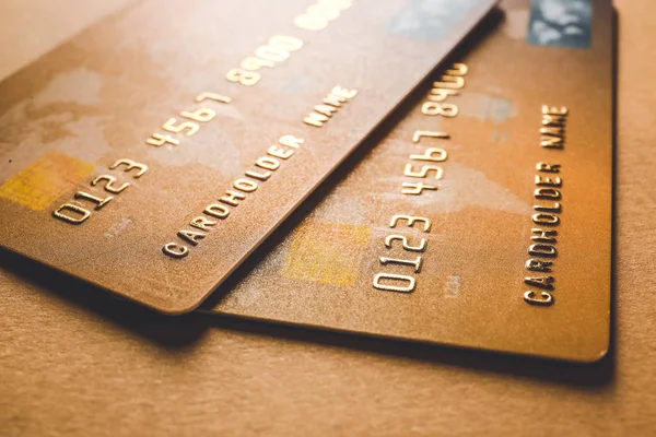 Кредитні картки на кольоровому фоні, крупним планом — стокове фото