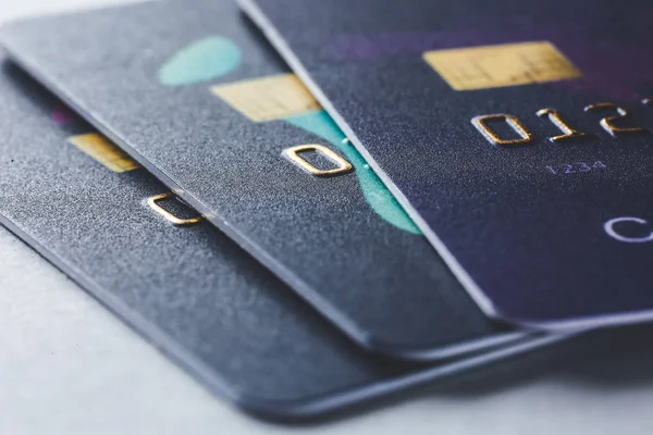 Різні кредитні картки на сірому фоні, крупним планом — стокове фото