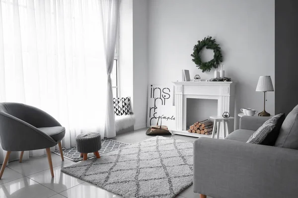 Interior elegante da sala de estar com decoração de Natal — Fotografia de Stock