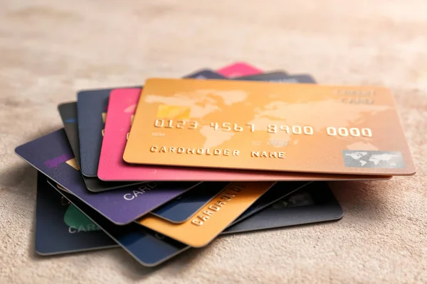 Verschillende creditcards op grijze achtergrond — Stockfoto