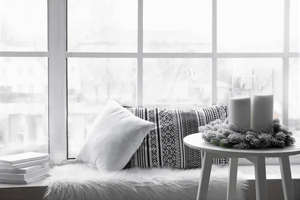 Acogedor lugar para descansar en el alféizar de la ventana —  Fotos de Stock